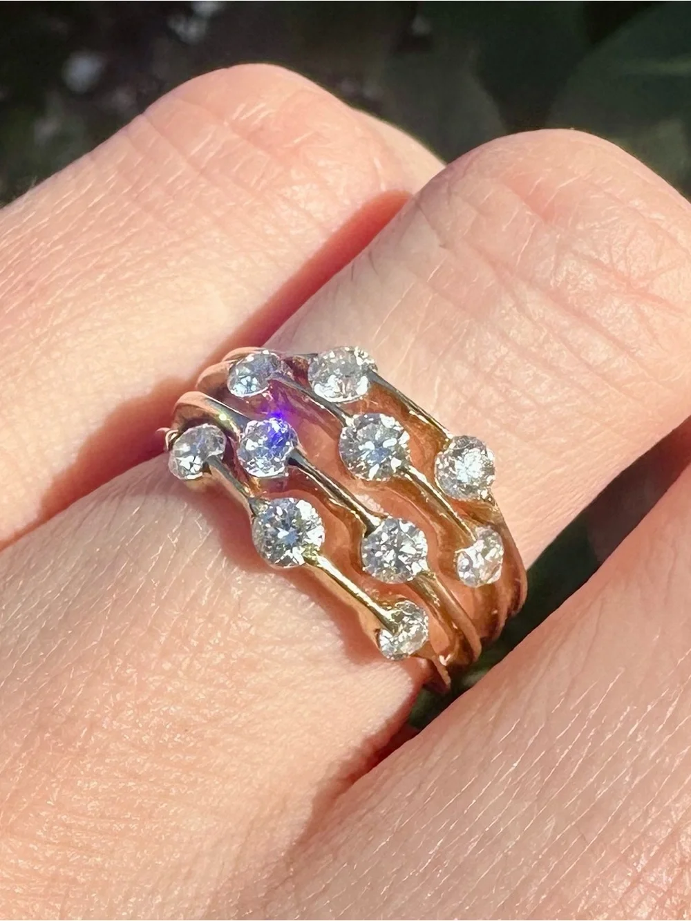 Gorgeous ring with 10 natural diamonds set in 14k gold